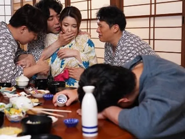 Đưa vợ đi suối nước nóng, chồng không biết vợ bị người khác địt sấp mặt